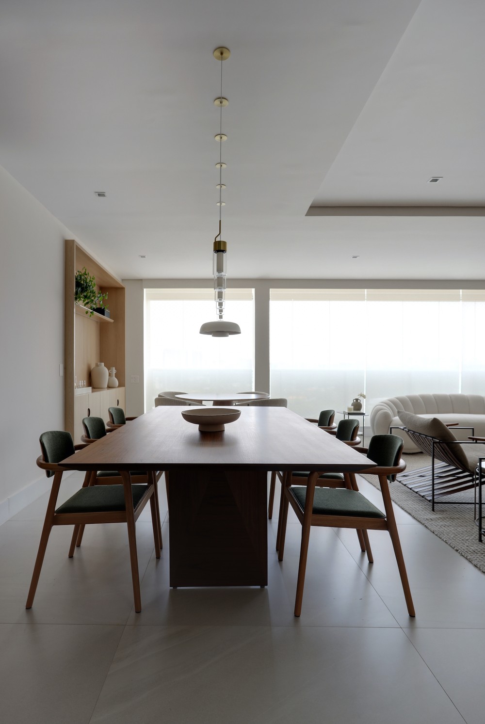 Apartamento elegante e minimalista é projetado para receber com conforto