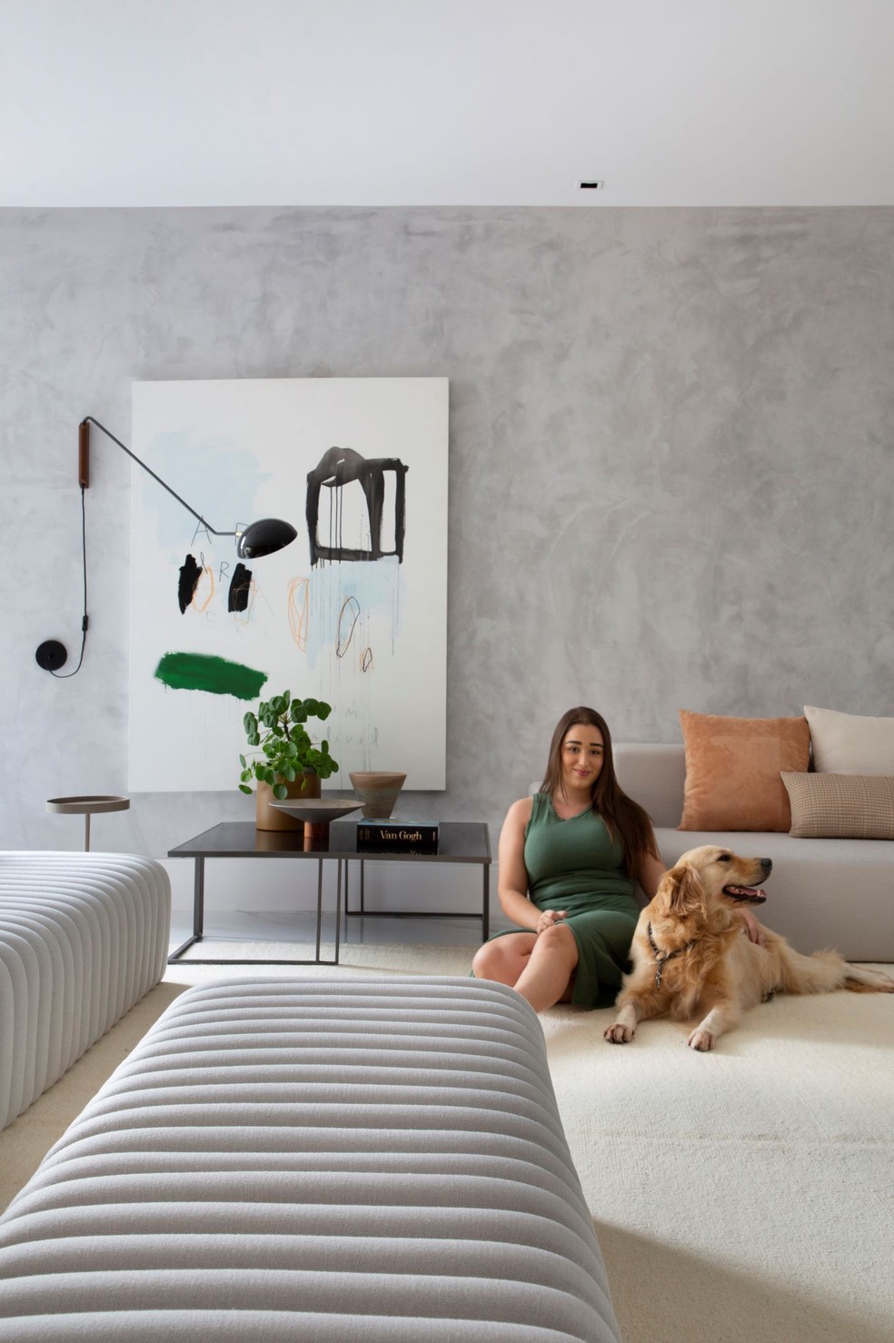 Madeira 'costura' os ambientes desta casa de 780 m² no Rio de Janeiro