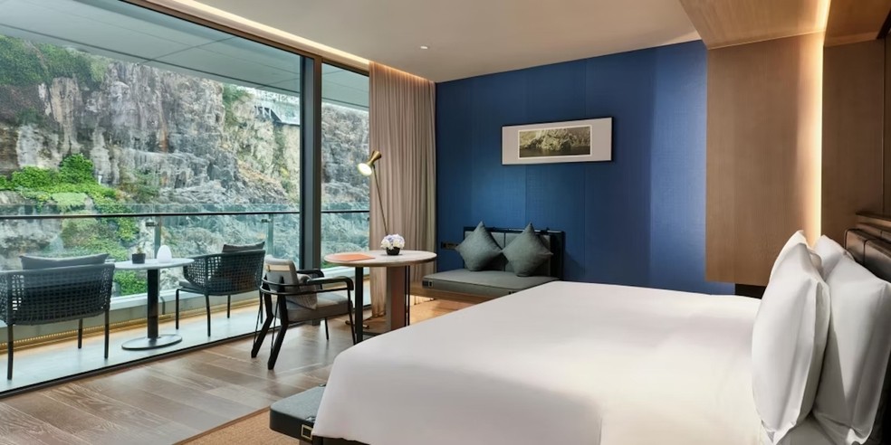Os quartos do hotel de luxo têm vista para a montanha de pedra em frente — Foto: Intercontinental Hotels & Resorts / Divulgação