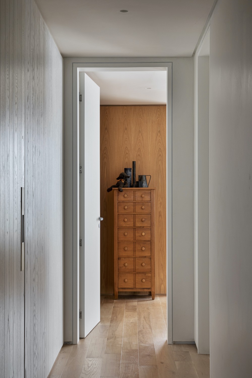 Apartamento paulistano tem design, arte e peças vintages em destaque