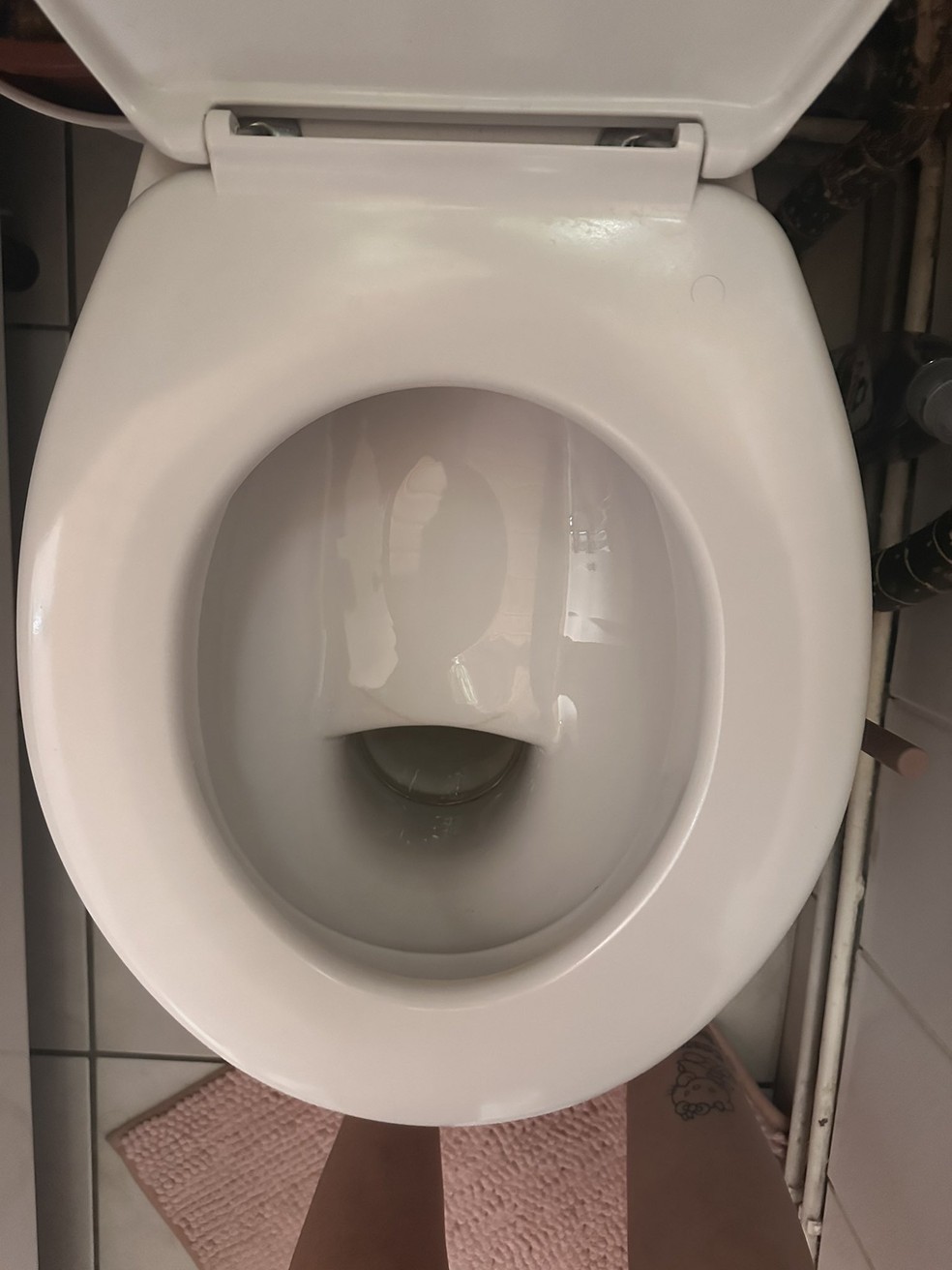 Vaso sanitário com buraco pequeno e superfície alta vira piada na internet — Foto: X / @malfeitona / Reprodução