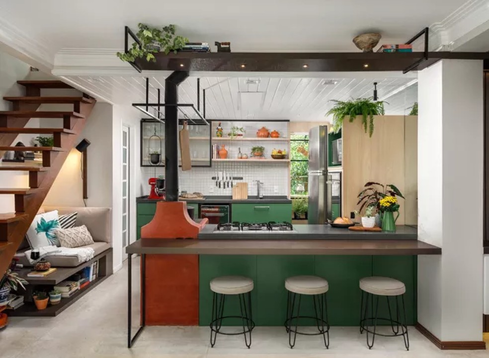 Na reforma assinada pela 3P Studio, a cozinha foi ampliada e ganhou marcenaria no tom de verde, assinada pelo 3P Studio — Foto: Rafael Ribeiro / Divulgação