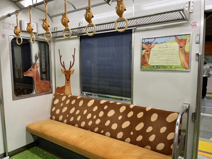 Um trem decorado com referências ao cervo de Nara leva turistas para conhecer o animal no Parque Nacional