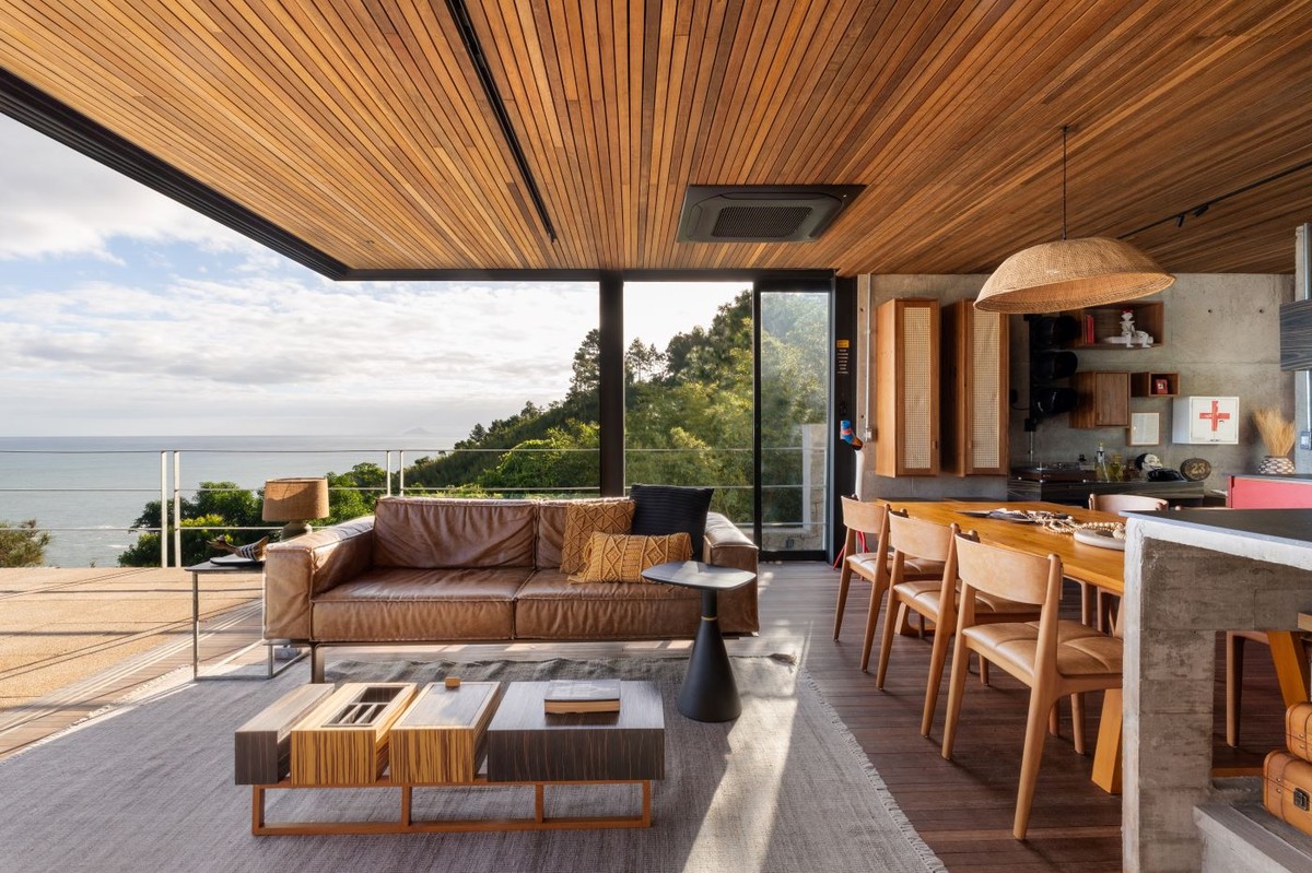Casa de praia em terreno alto e em declive proporciona vista idílica