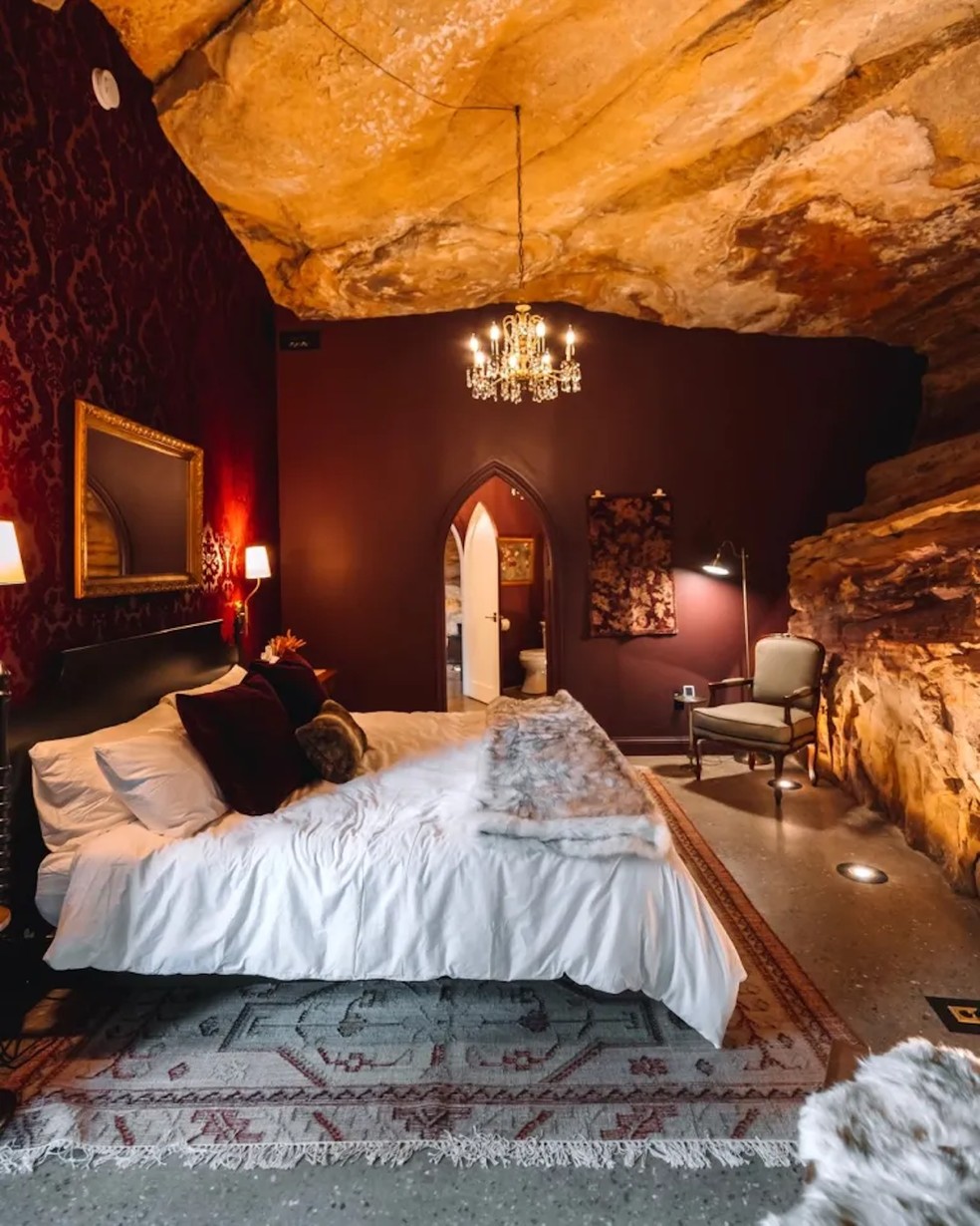 São dois quartos com cama king size e um confortável ar rústico — Foto: Instagram / @dunlaphollowcabins / Reprodução
