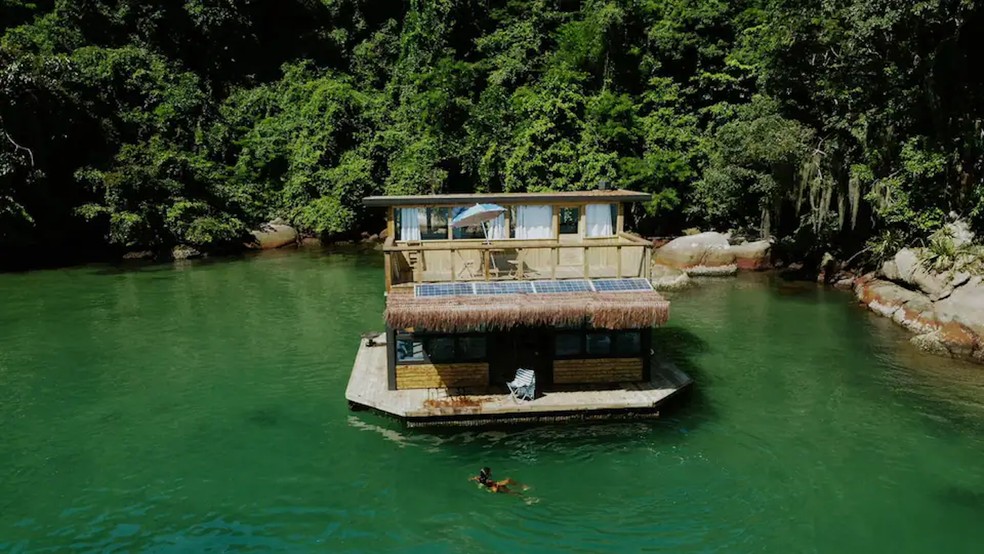 A UMI Casa Flutuante fica na Baía da Ilha Grande, em Angra dos Reis — Foto: Airbnb / Divulgação