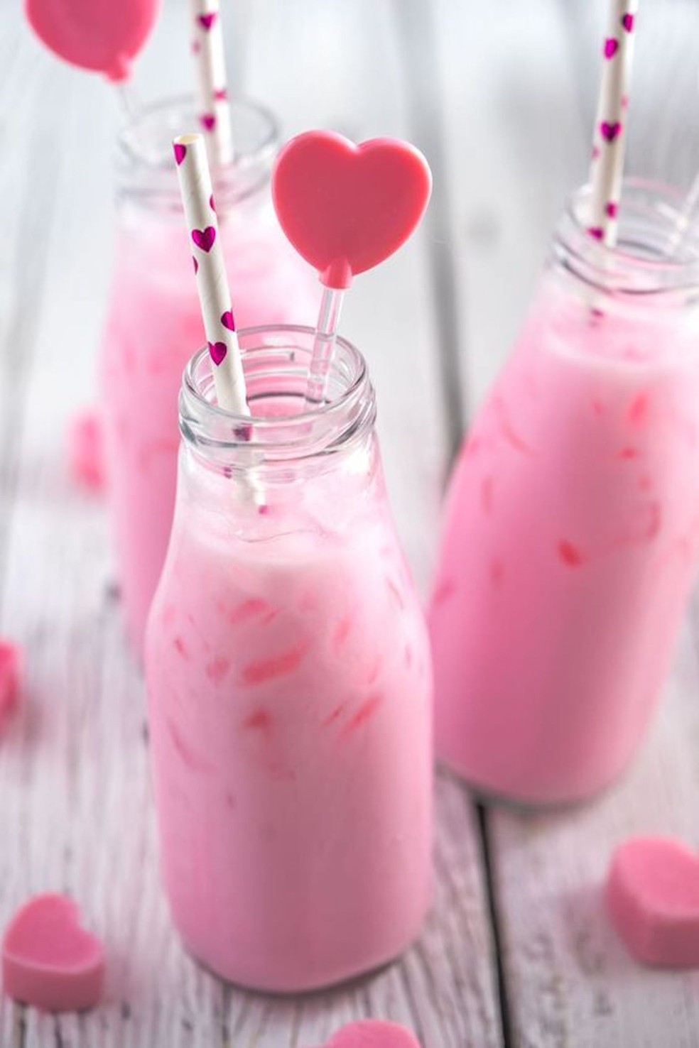 As bebidas com leite são as mais fáceis de se transformar em uma versão cor-de-rosa Barbie — Foto: Pinterest / Cooking with Nart / Reprodução