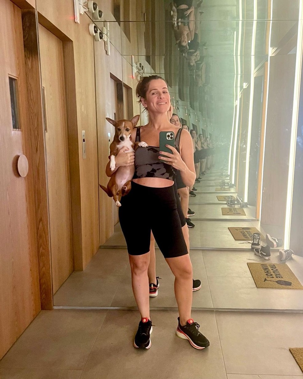 Ingrid Guimarães no Hall de entrada com seu cachorro — Foto: Reprodução/Instagram