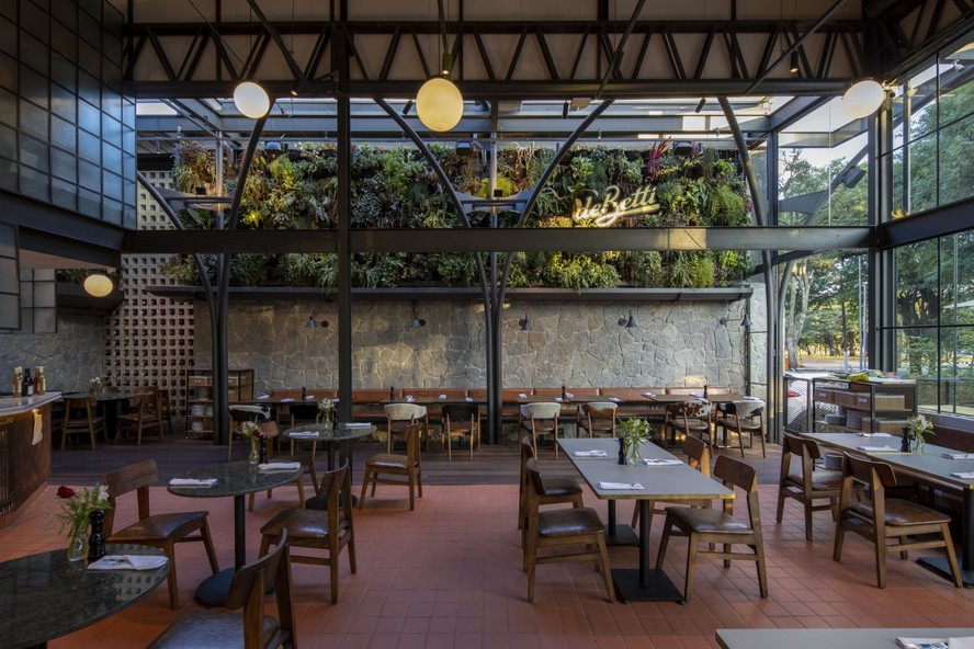 O deBetti Ibirapuera reúne restaurante e mercado em um só espaço e teve arquitetura inspirada na natureza circundante