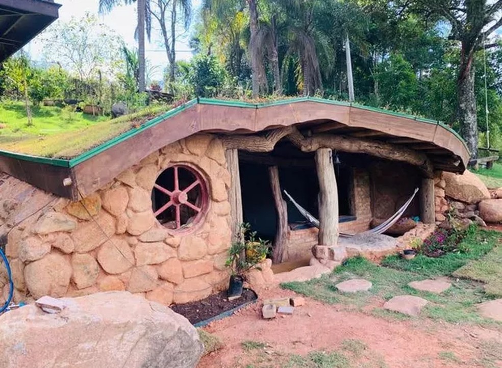 Casa Hobbit brasileira fica em Jundiaí, no interior de São Paulo e lembra visual de caverna — Foto: Arquivo pessoal