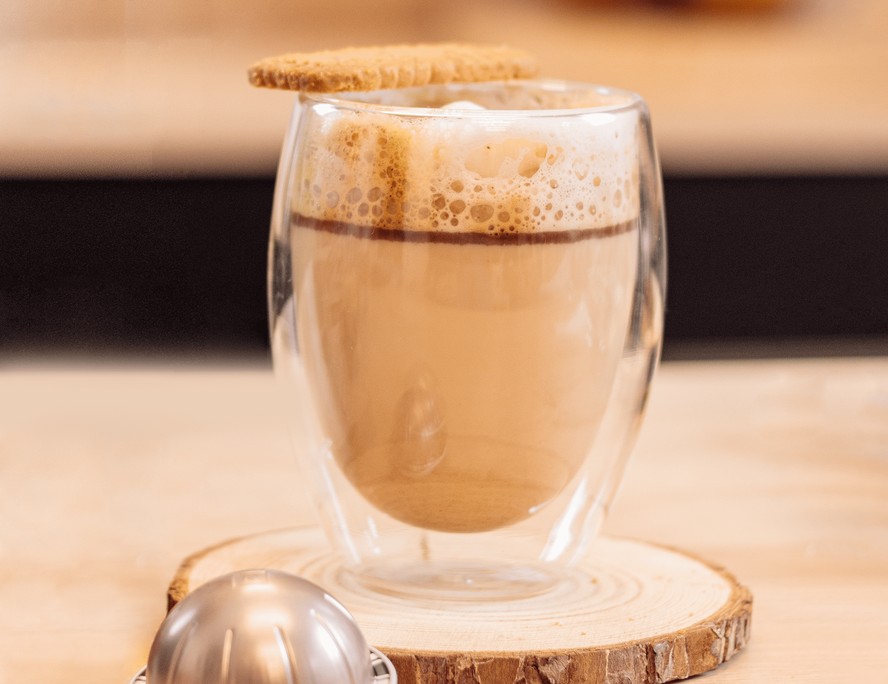 Receita de café com leite é incrementada com chocolate meio amargo, flor de sal e xarope de caramelo