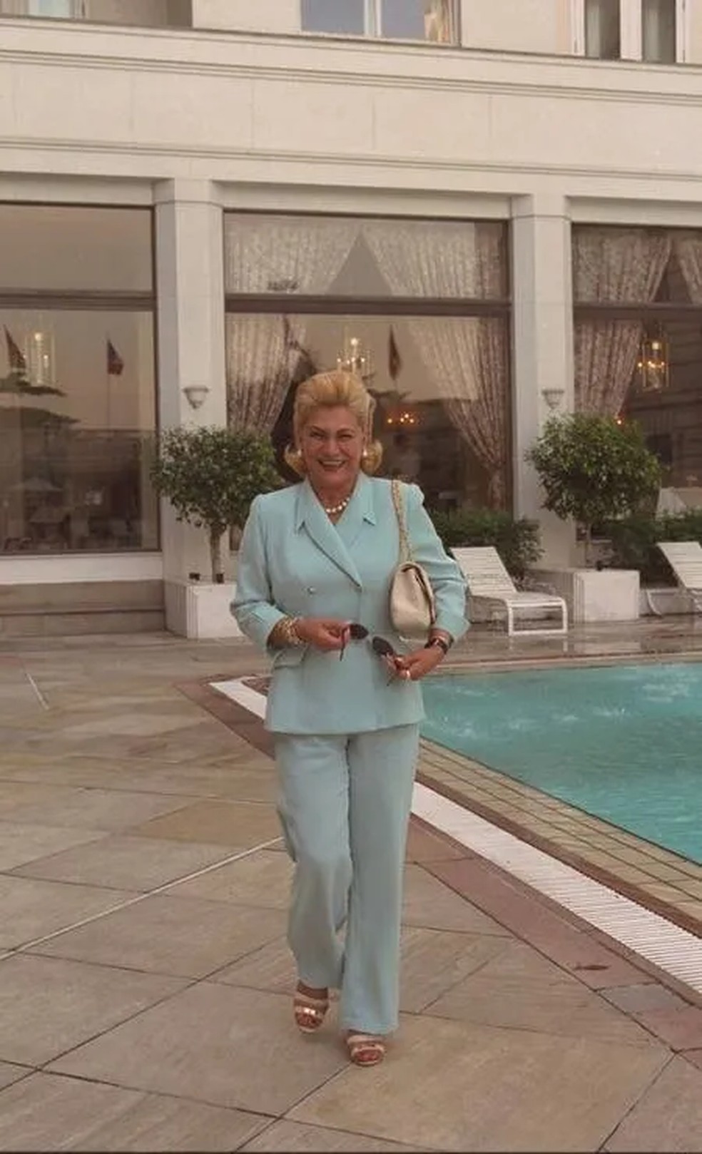 Hebe Camargo ao lado da piscina do Copacabana Palace — Foto: TV Globo / Reprodução
