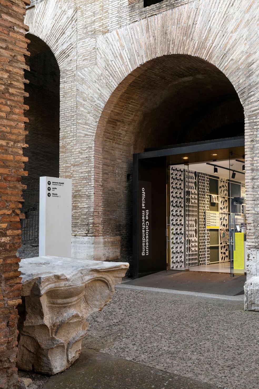 Entrada da livraria Electa envolvida pela arquitetura do Coliseu — Foto: Andrea Martiradonna / Divulgação