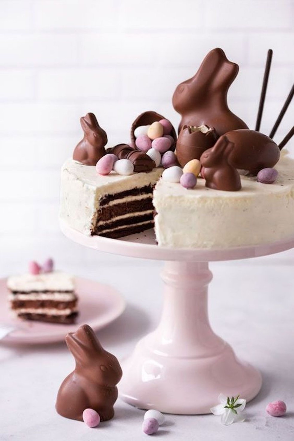 Coelhos de chocolate trazem o tema para um bolo ou uma torta — Foto: Pinterest / Momooze / Reprodução
