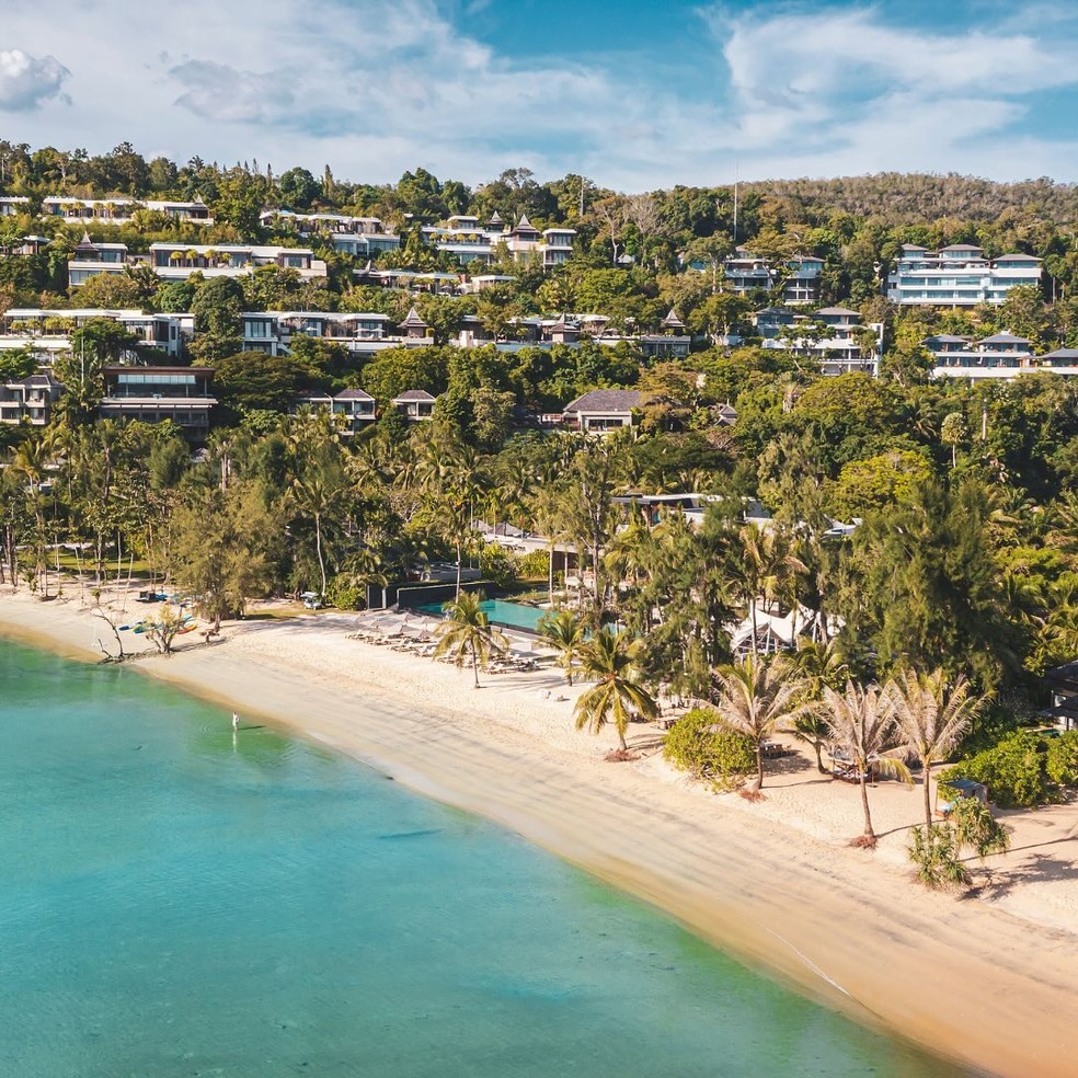 As casas do Anantara Mai Khao Villas Phuket possuem vistas incríveis da praia — Foto: Instagram / @anantara_hotels / Reprodução