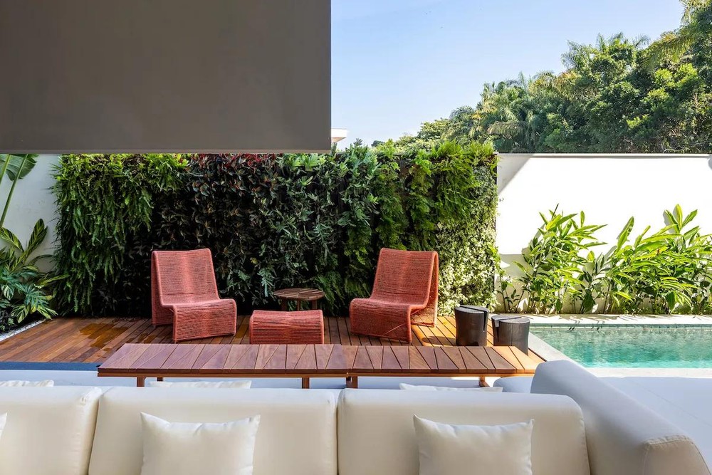 Jardins que suportam a maresia: dicas, plantas resistentes e 21 inspirações