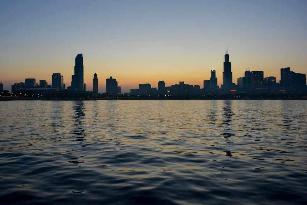 Segundo a pesquisa, corpos d'água em cidades podem auxiliar com o resfriamento ao absorver calor — Foto: Unsplash / Hide Obara / Creative Commons