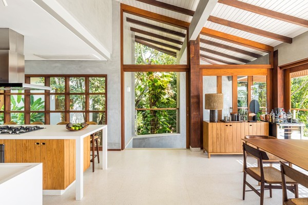 Casa na praia tem materiais naturais e grandes vãos para apreciar a ...