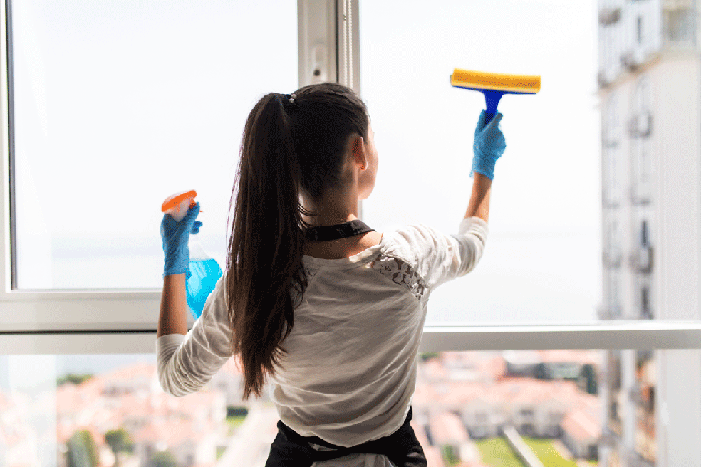 A faxina é uma limpeza mais profunda, que envolve arrastar móveis, limpar paredes e janelas, lavar o chão, esfregar o boxe e usar produtos específicos.  — Foto:  Freepik/ diana.grysku / CreativeCommons