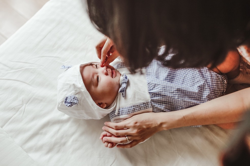 O ideal é que o bebê seja trocado ainda dentro do banheiro, para evitar choque térmico — Foto: Pexels / Sunvani Hoàng / Creative Commons