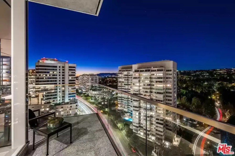 A varanda do apartamento tem vistas deslumbrantes de Los Angeles — Foto: Realtor.com / Reprodução