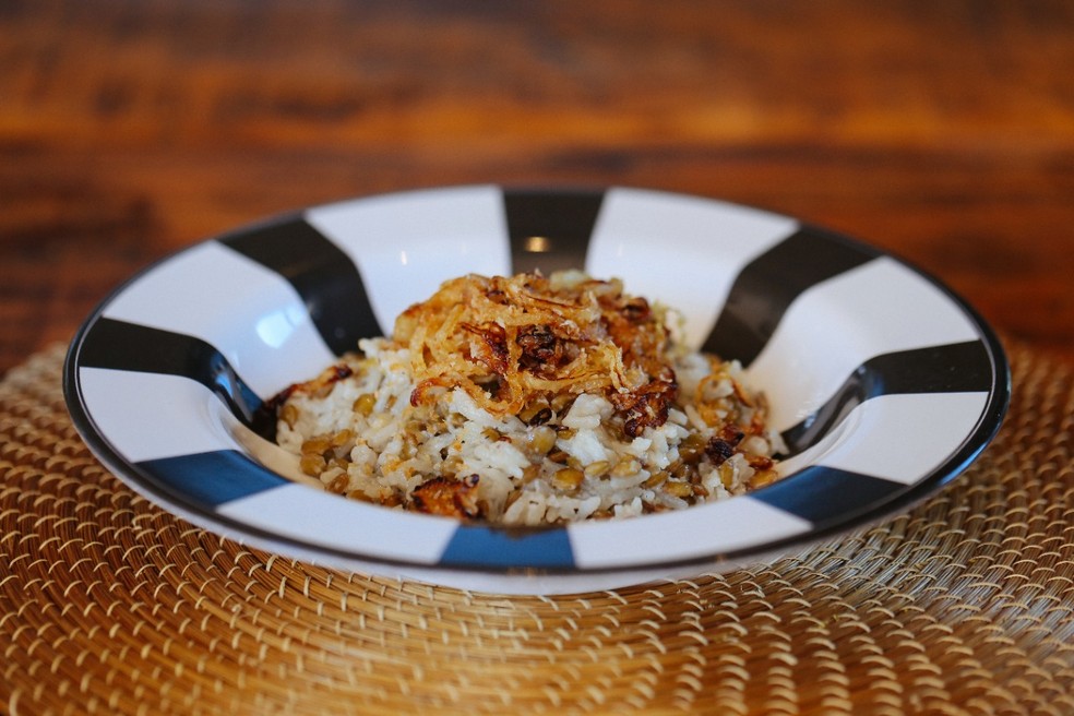 Receita de arroz com lentilhas e cebola crocante — Foto: Thiago Ribeiro / Divulgação