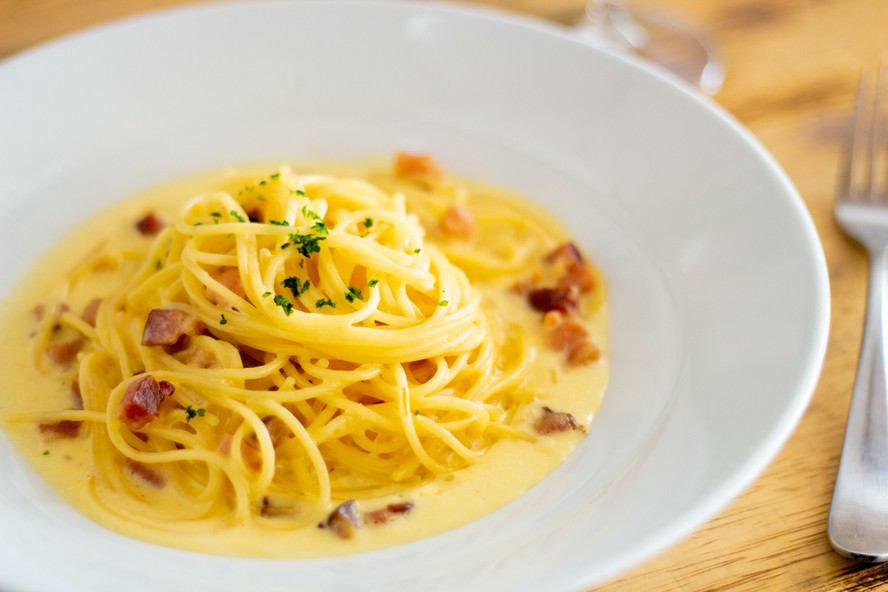 A receita de spaghetti à carbonara com panceta e queijo é fácil e rápida de ser preparada