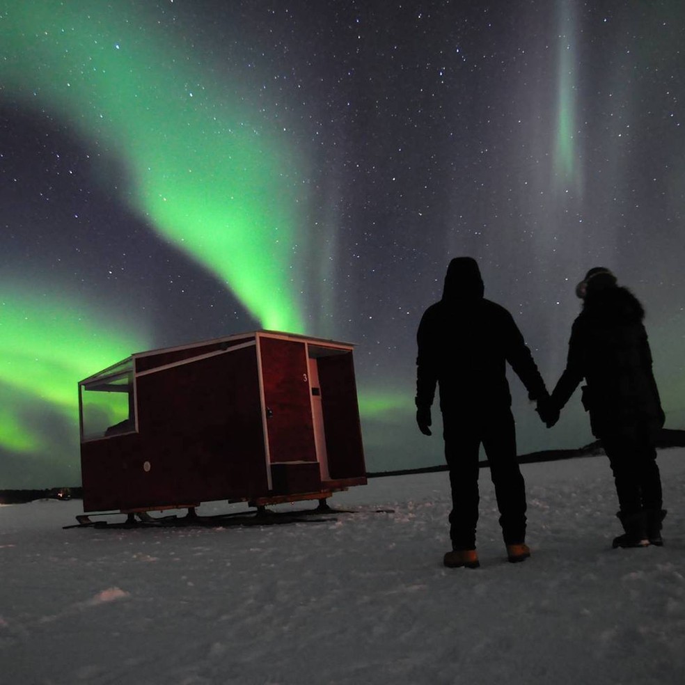 Os hóspedes podem sair da cabana para ver a aurora boreal em toda a sua plenitude — Foto: Instagram / @lakeinarimobilecabins / Reprodução