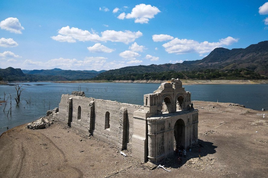 Depois de 60 anos, o templo de Quechula, no México, emergiu das águas de uma represa