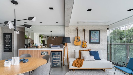 Apartamento com tema dos Beatles tem soluções criativas para área social 