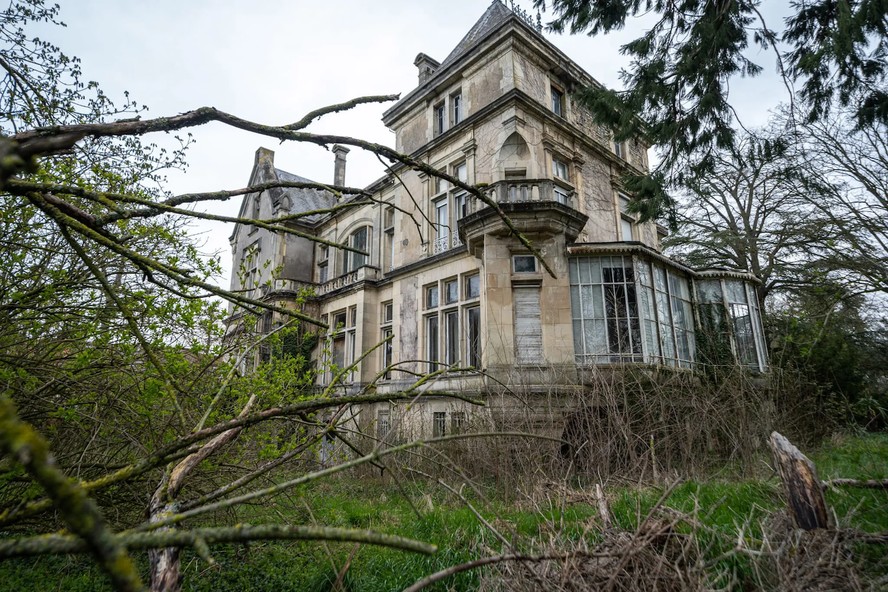 Uma mansão abandonada na França revelou uma série de obras de arte de estilo renascentista em seu interior