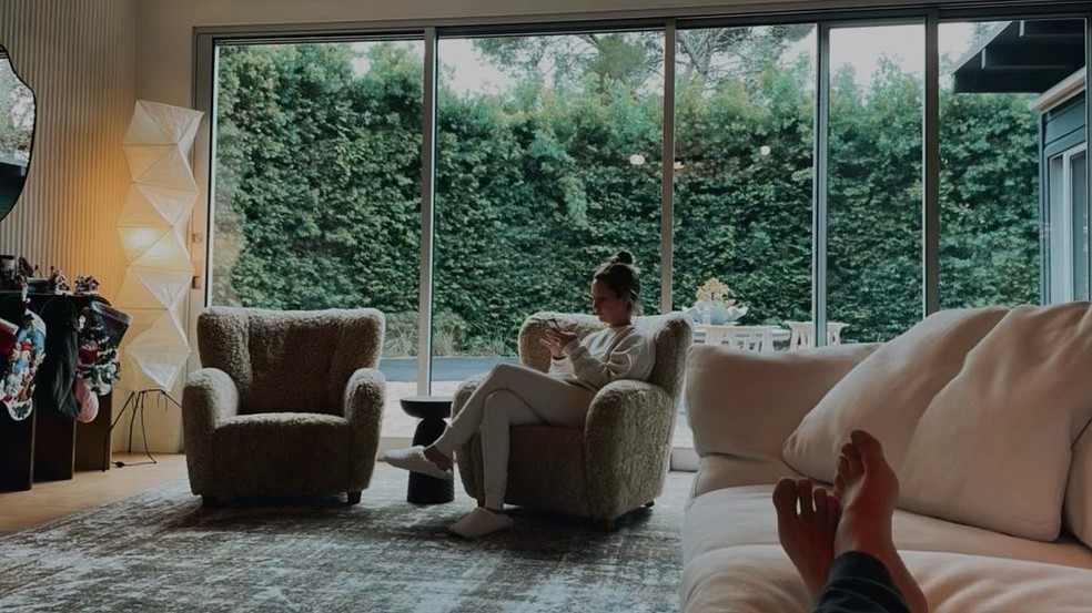 Ashley Tisdale na sala de estar da sua casa — Foto: Instagram / Reprodução