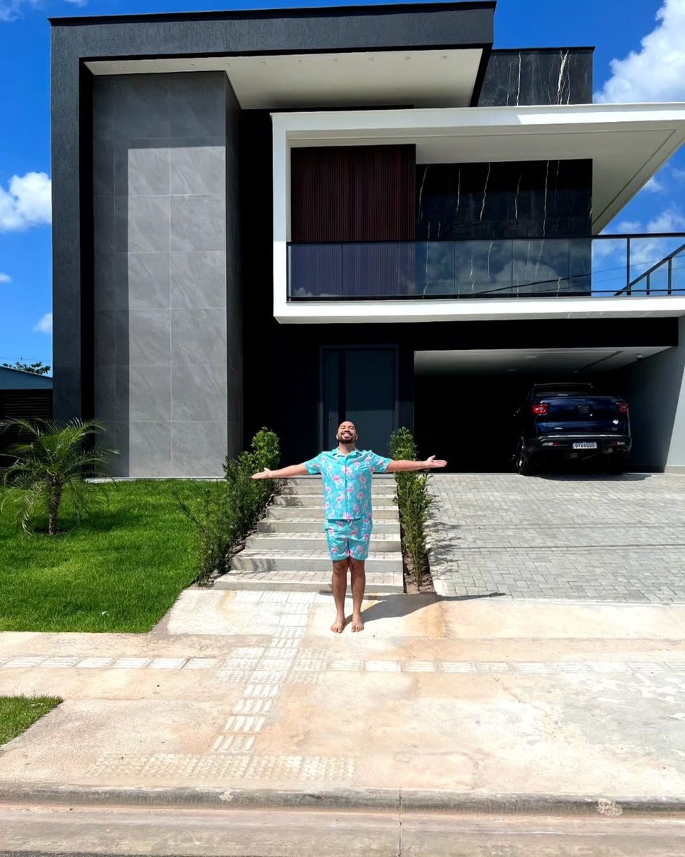 Gil do Vigor posa na frente da sua casa nova — Foto: Reprodução / Instagram