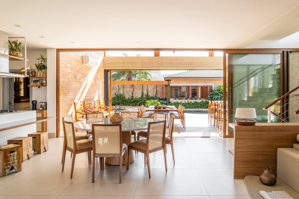 Apesar do clima praiano, essa casa de 400 m² fica no interior de SP