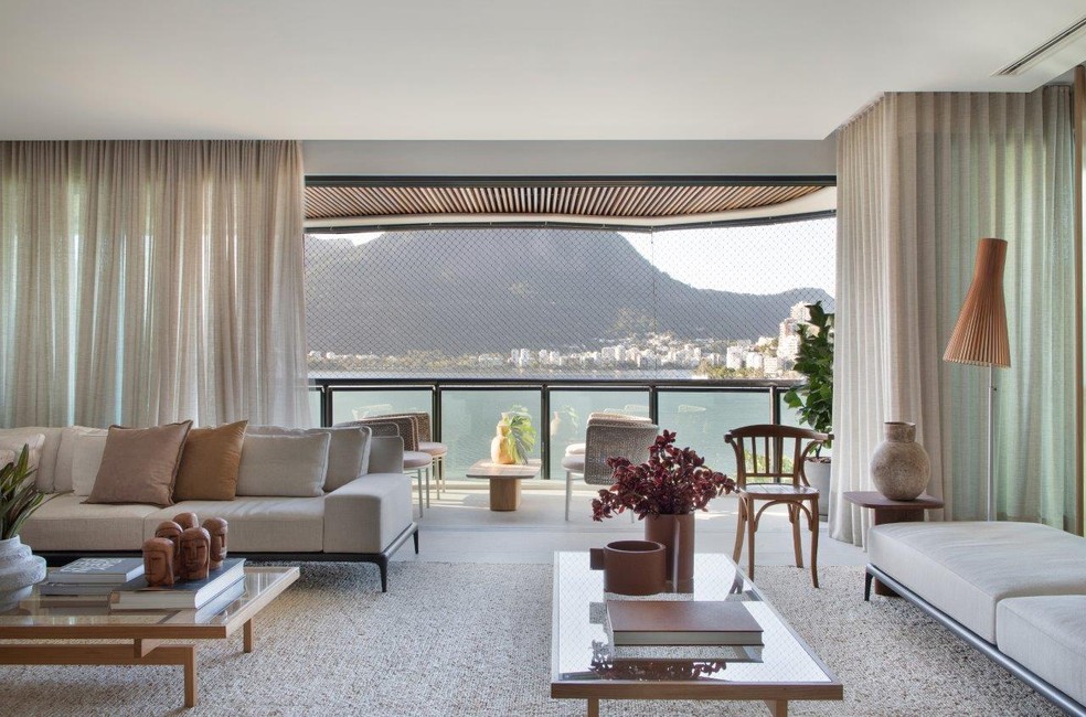 O projeto do escritório Très Arquitetura enaltece a paisagem com cortineiro embutido — Foto: Denilson Machado / Divulgação
