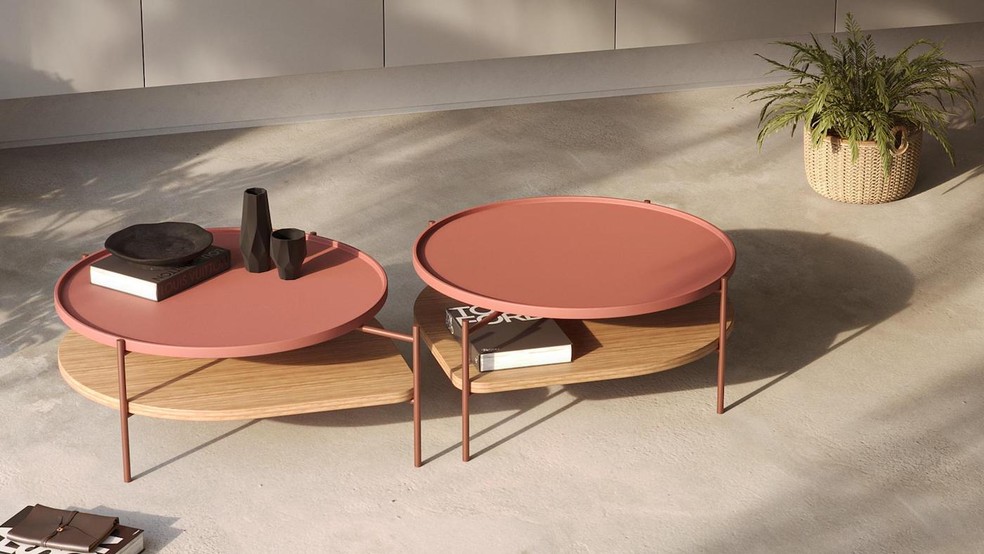 A mesa de centro "Geo", da Dopo Móveis, traz madeira e metal em linhas orgânicas — Foto: Muse Design Awards / Divulgação