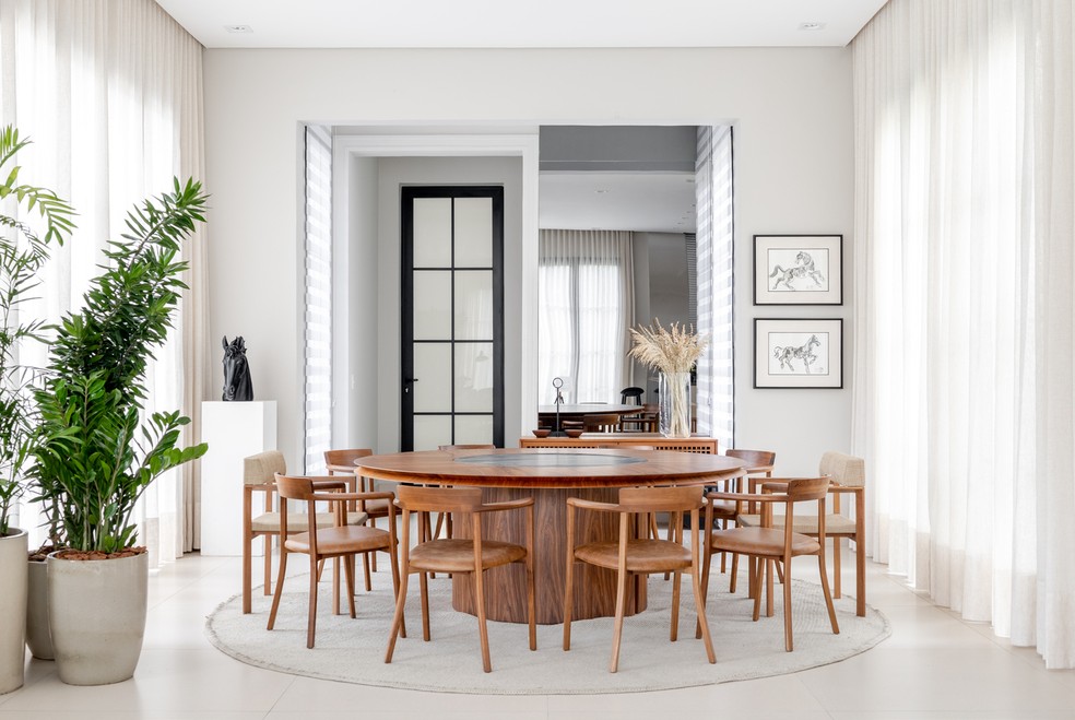 SALA DE JANTAR | Mesa de jantar "Alma", de Roberta Banqueri; cadeiras "Claudia", de Aristeu Pires; e duas cadeiras "Xingu", de Arthur Casas, todos da Design da Vila. Quadros da iGaler!a. Tapete da By Kamy — Foto: Adriano Pacelli/Divulgação