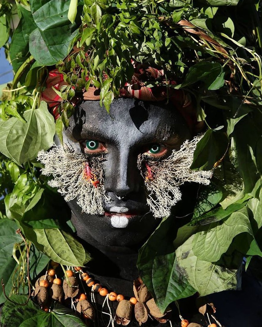 Uyra Sodoma, bióloga e artista indígena contemporânea, é um dos nomes da Bienal das Amazônias