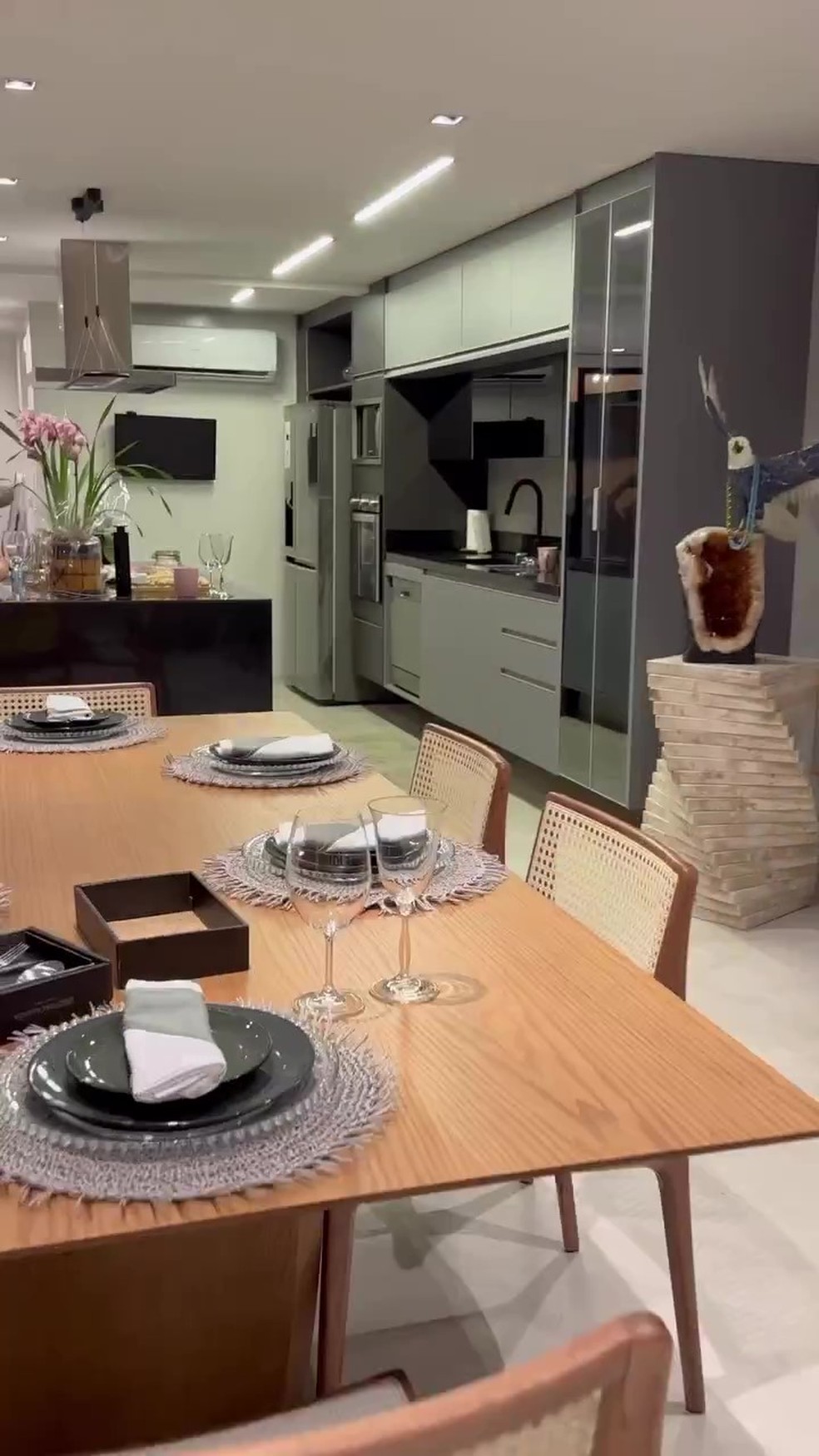 A sala de jantar tem uma mesa com seis cadeiras e está perto da cozinha — Foto: Instagram (@orse.arquitetura) / Reprodução
