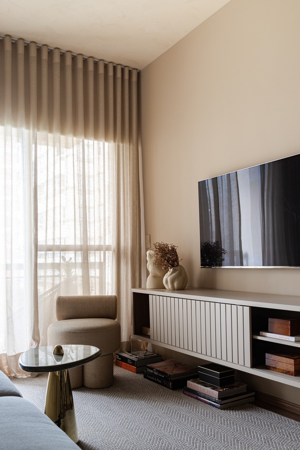 Apartamento monocromático tem peças de design assinado e muito charme