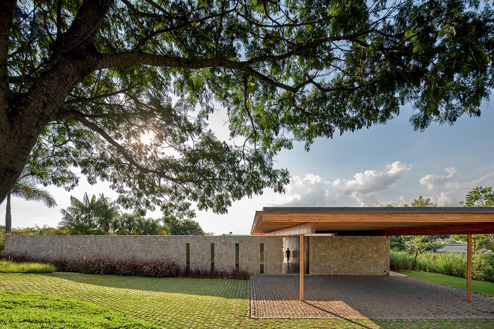 A residência de 762 m², assinada pelo escritório Jacobsen Arquitetura, conecta-se à paisagem do condomínio em Porto Feliz, interior de São Paulo — Foto: Maíra Acayaba/Divulgação