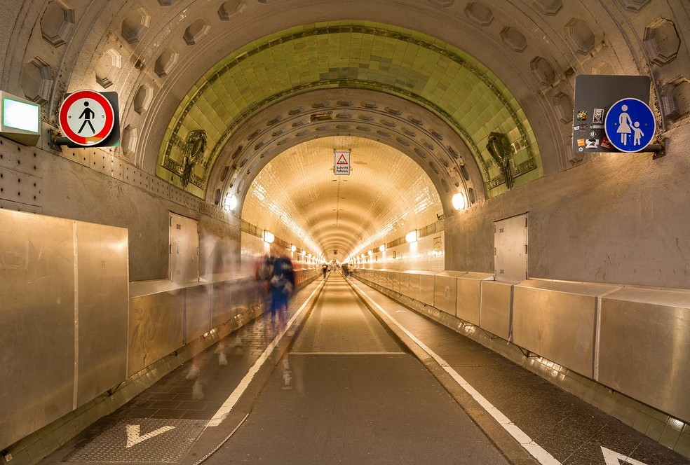 O túnel de Hamburgo está localizado 24 m abaixo da superfície e foi reformado para atender pedestres — Foto: Wikimedia Commons / Creative Commons