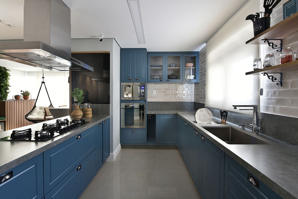 Uma das vantagens da laca é a variedade decores para compor os projetos. O azul foi usado nesta cozinha projetada pela arquiteta Rosangela Pena — Foto: Sidney Doll / Divulgação