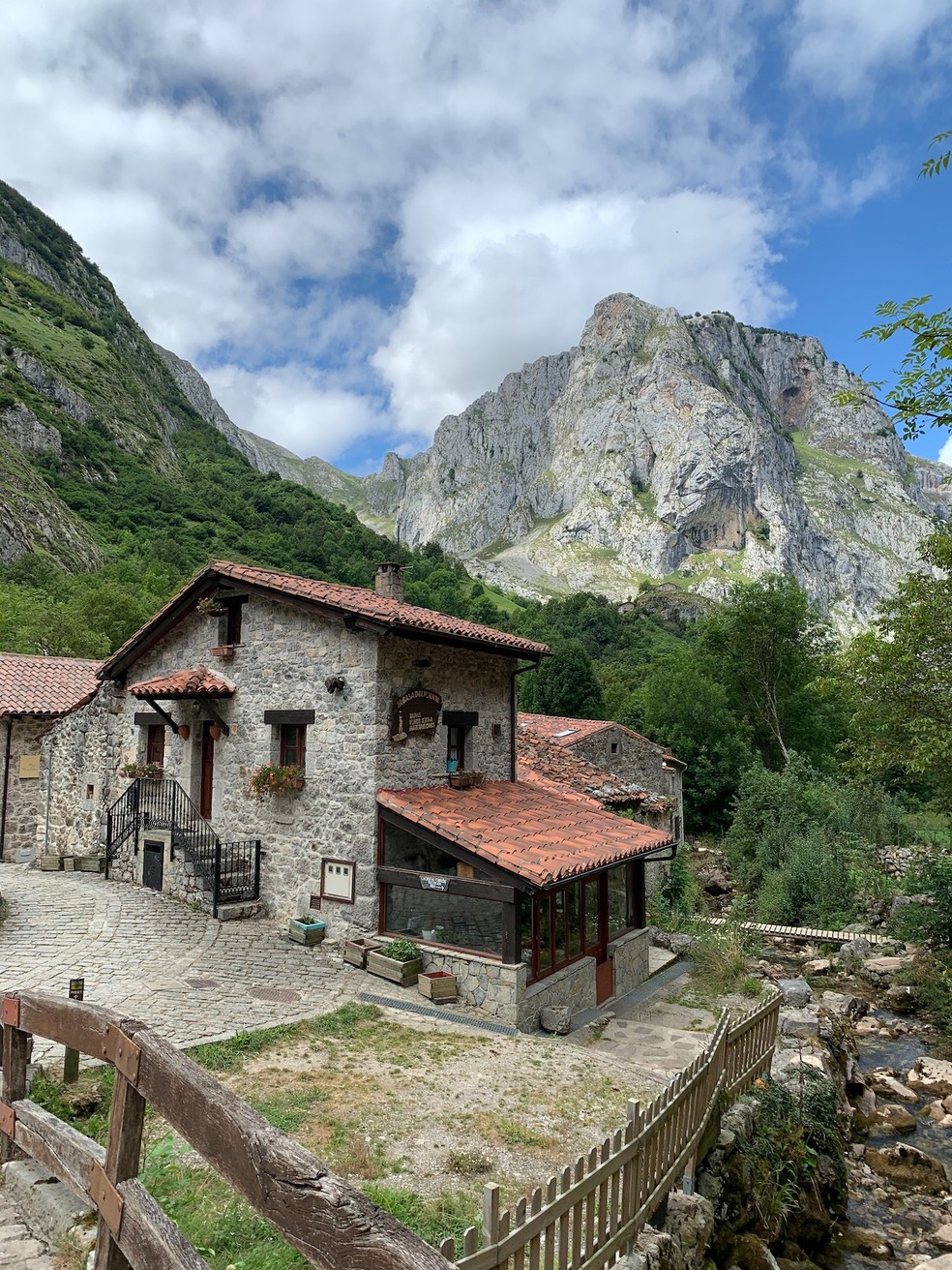 Segundo dados de 2021, apenas 27 pessoas vivem na aldeia de Bulnes, na Espanha — Foto: Wikimedia / Robot8A