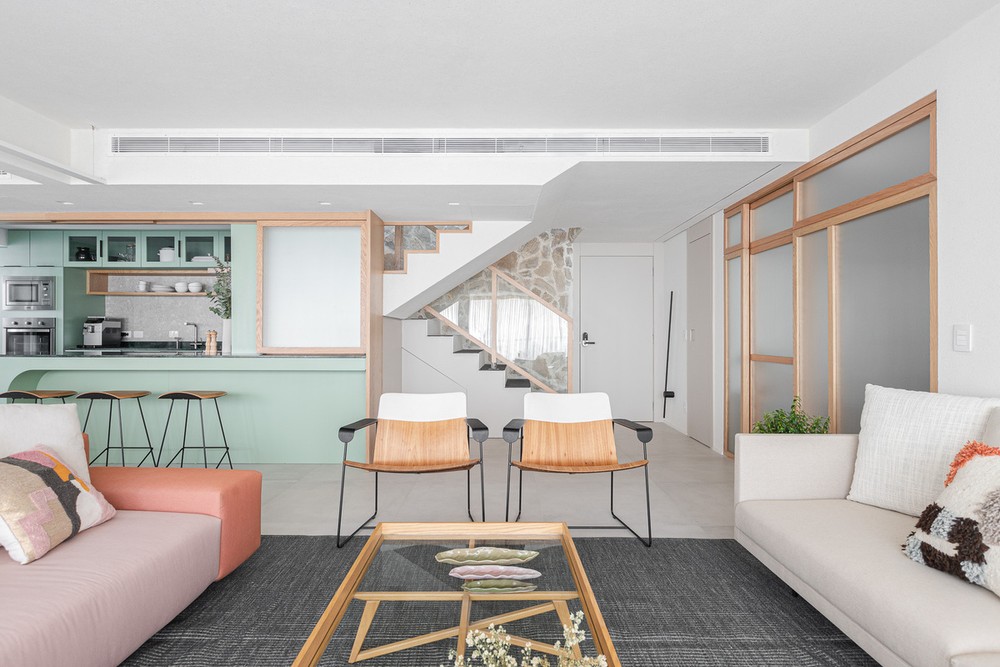 Casa ganha ambientes coloridos repletos de histórias após reforma