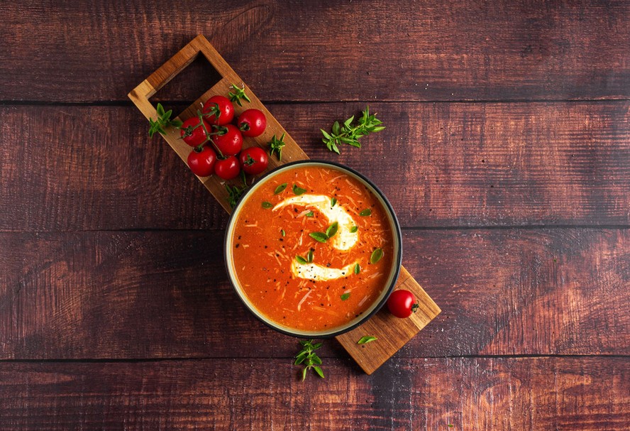 Receita de sopa cremosa de tomate e manjericão é finalizada com pimenta moída na hora