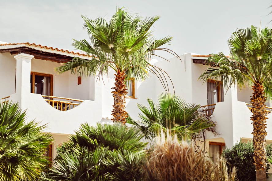 O hotel Petúnia na ilha de Ibiza, no leste da Espanha, aposta na decoração afetiva, valorizando elementos da arquitetura e do artesanato locais