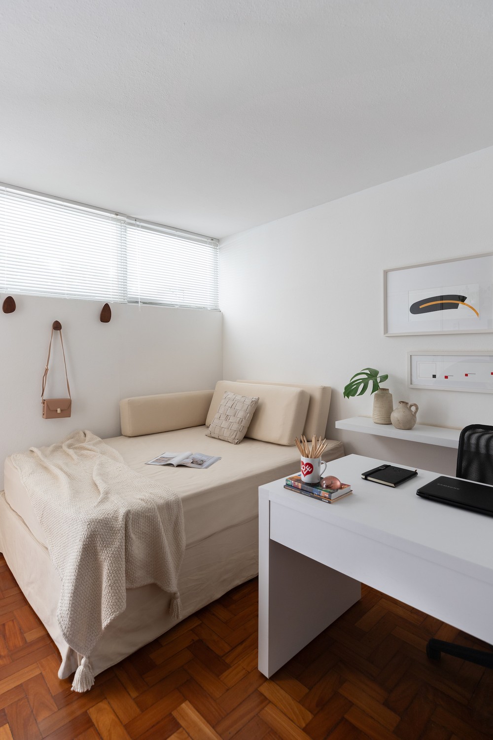Quarto com home office: como decorar + 63 inspirações leves e atemporais