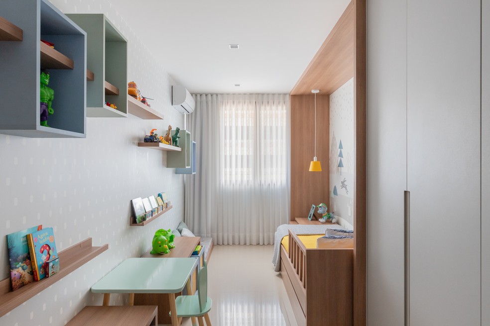 QUARTO DO FILHO | A decoração mais colorida ficou no quarto do filho, que tem espaços lúdicos e interativos — Foto: Júlia Tótoli / Divulgação