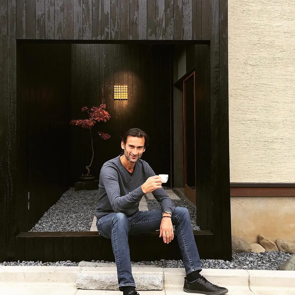 Jovanovic afirma que Hirschhorn deixou danos causados ​​pela água e sinais de mofo ao redor de sua pia. — Foto: Instagram / @drsaschajovanovic / Reprodução